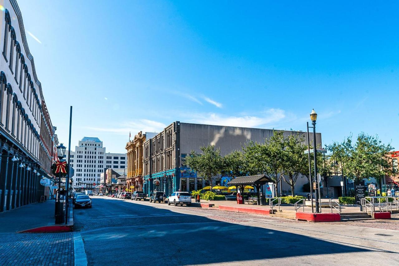 Blue Skies Ahead Quick Walk Into Town And Beach Galveston Exterior foto