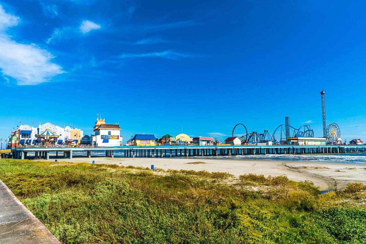 Blue Skies Ahead Quick Walk Into Town And Beach Galveston Exterior foto